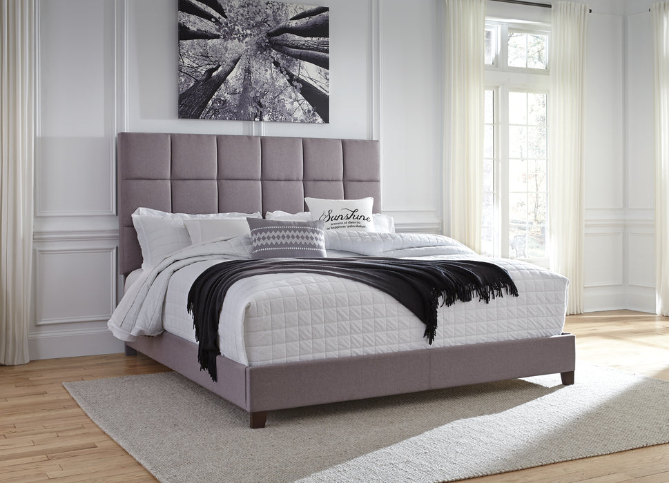 Dolante  Upholstered Bed