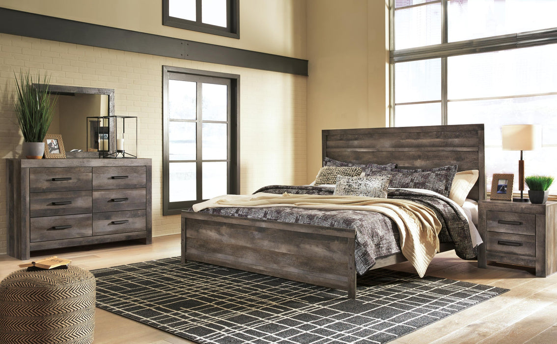 Wynnlow King Panel Bed with Mirrored Dresser and Nightstand